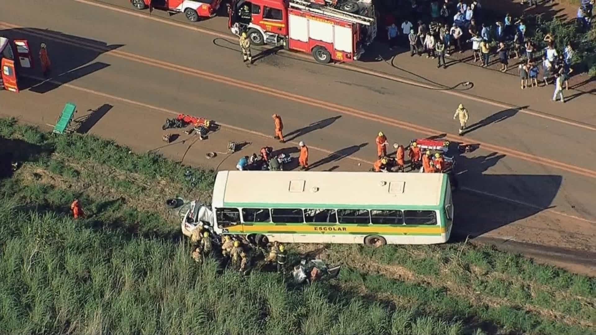 Batida entre carro e ônibus escolar deixa 2 mortos e 16 crianças