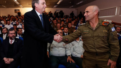 Photo of Bolsonaro condecora militares israelenses que atuaram em Brumadinho e esquece bombeiros brasileiros