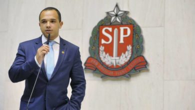 Photo of Deputado do PSL que atacou colega trans revela ser homossexual