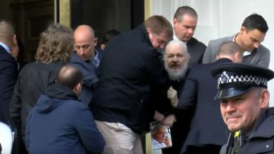 Photo of Julian Assange detido e retirado da embaixada equatoriana em Londres