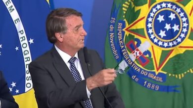 Photo of Após distorcer proposta da Anvisa, Bolsonaro chama passaporte da vacina de ‘coleira’