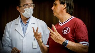 Photo of Bolsonaro recebe alta após internação por obstrução intestinal; camarão não mastigado causou problema, diz médico