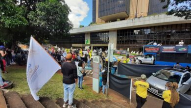 Photo of Servidores federais protestam em frente ao Banco Central em Brasília